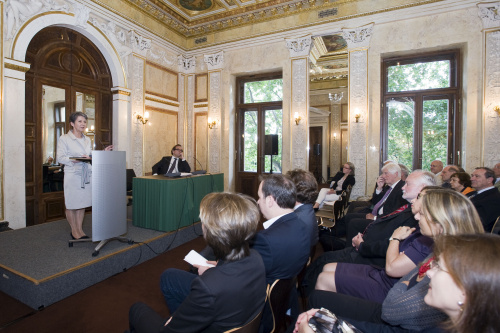 Nationalratspräsidentin Barbara Prammer am Rednerpult. Am Podium der Präsident des Austrian Bologna Chapter Karl Krammer