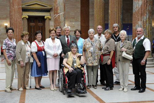 Gruppenfoto mit Veranstaltungsteilnehmerinnen und Bundesratspräsident Gregor Hammerl (6.v.li.)