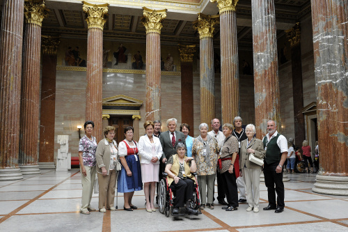 Gruppenfoto mit Veranstaltungsteilnehmerinnen und Bundesratspräsident Gregor Hammerl (6.v.li.)