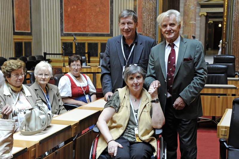 Bundesratspräsident Gregor Hammerl (re.) mit VeranstaltungsteilnehmerInnen