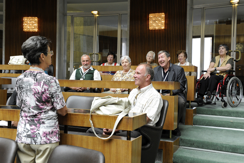 VeranstaltungsteilnehmerInnen während der Führung durch das Parlamentsgebäude