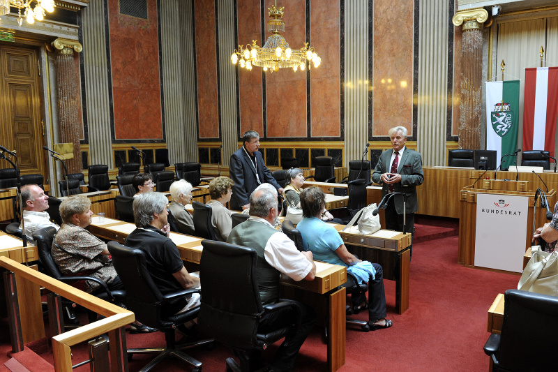 Bundesratspräsident Gregor Hammerl (re.) mit VeranstaltungsteilnehmerInnen