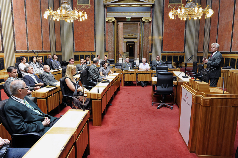 Blick in Richtung VeranstaltungsteilnehmerInnen. Bundesratspräsident Gregor Hammerl (re.) bei seiner Ansprache
