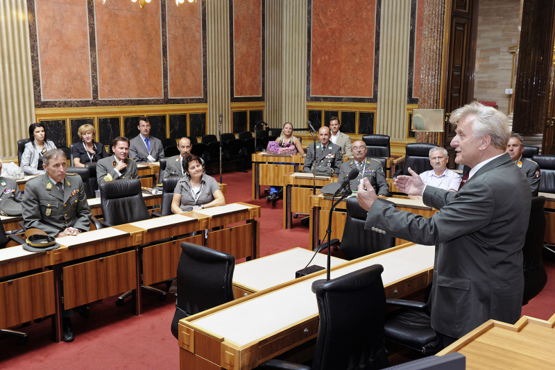 Blick in Richtung VeranstaltungsteilnehmerInnen mit Bundesratspräsident Gregor Hammerl (re.)