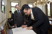 v.li.: Bundesratspräsident Georg Keuschnigg und Präsident Jaruphong Chenaphun beim Eintrag in das Gästebuch