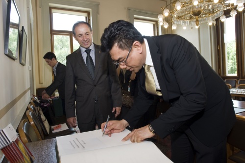 v.li.: Bundesratspräsident Georg Keuschnigg und Präsident Jaruphong Chenaphun beim Eintrag in das Gästebuch
