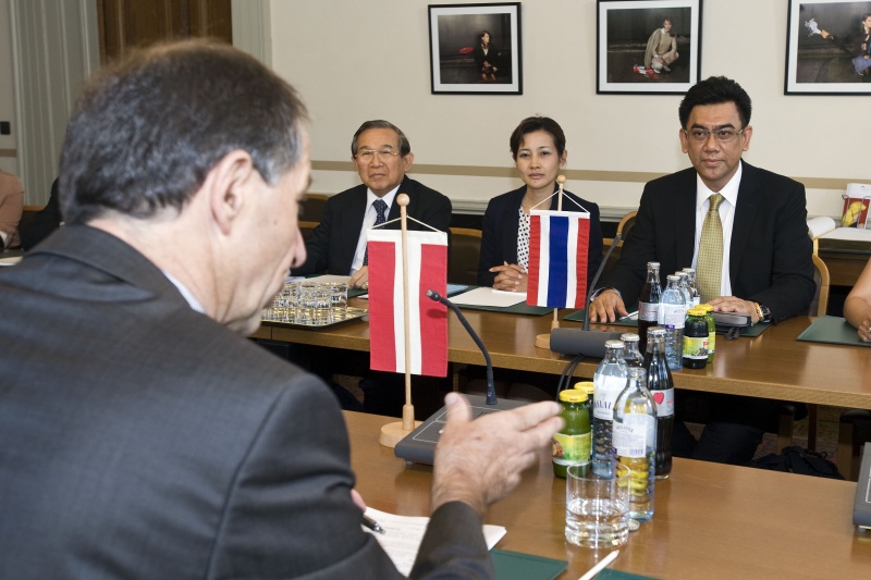 Aussprache. Im Vordergrund Bundesratspräsident Georg Keuschnigg im Gespräch mit Präsident Jaruphong Chenaphun (re.)