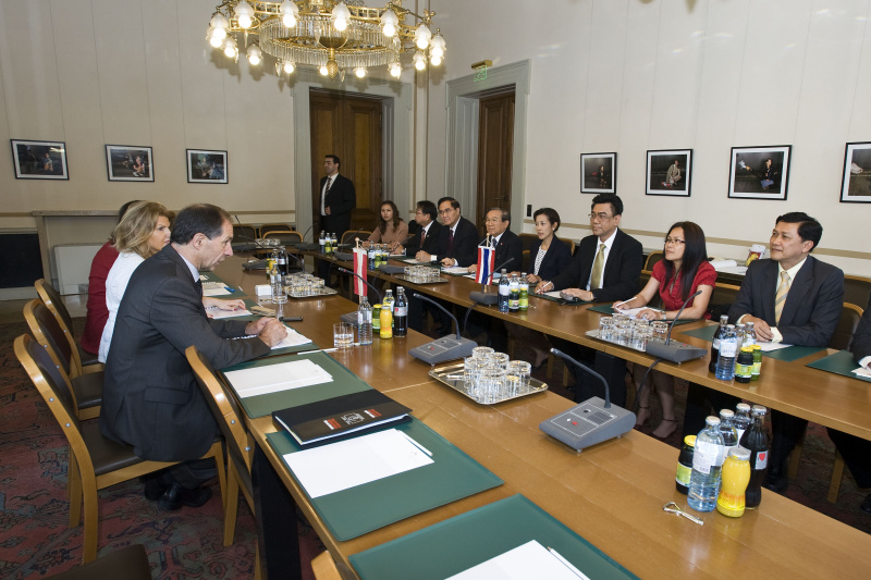 Aussprache. Linke Bildhälfte: Österreichische Delegation mit Bundesratspräsident Georg Keuschnigg. Rechte Bildhälfte: Thailändische Delegation mit Präsident Jaruphong Chenaphun (3.v.re.)
