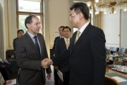 Handschlag zwischen Bundesratspräsident Georg Keuschnigg und Präsident Jaruphong Chenaphun
