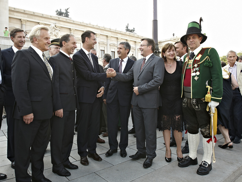 v.li.: Gregor Hammerl, Bundesratspräsident Georg Keuschnigg, Markus Wallner, Vizekanzler Michael Spindelegger, Günther Platter und ein Tiroler Schütze