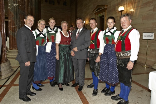 Bundesratspräsident Georg Keuschnigg und Landeshauptmann Günther Platter mit Tiroler Schützen und Mitgliedern der Stadtkapelle Hötting