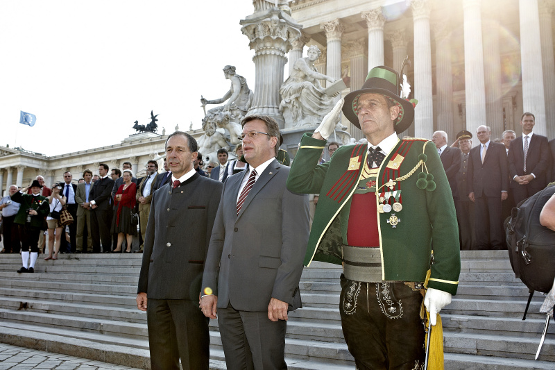 v.li.: Bundesratspräsident Georg Keuschnigg, Landeshauptmann von Tirol Günther Platter und ein  Tiroler Schütze