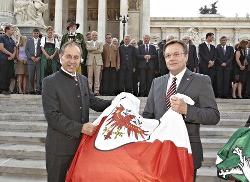 v.li.: Bundesratspräsident Georg Keuschnigg und der Tiroler  Landeshauptmann Günther Platter mit der Tiroler Landesflagge