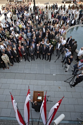 Blick in Richtung VeranstaltungsteilnehmerInnen mit Bundesratspräsident Georg Keuschnigg bei seiner Ansprache vor dem Parlament