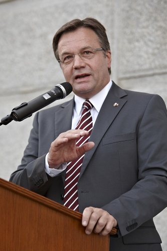 Der Tiroler Landeshauptmann Günther Platter bei seiner Ansprache vor dem Parlament