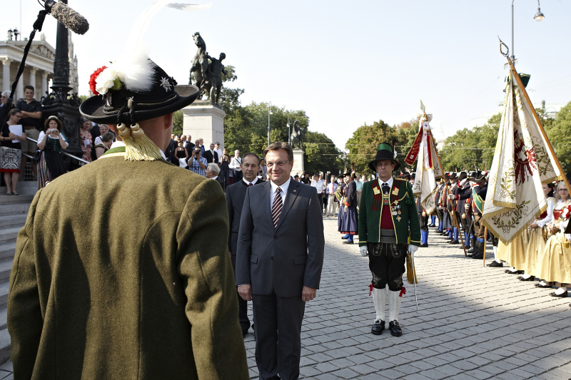 Der Landeshauptmann von Tirol Günther Platter nimmt die Parade der Tiroler Schützen vor dem Parlamentsgebäude ab