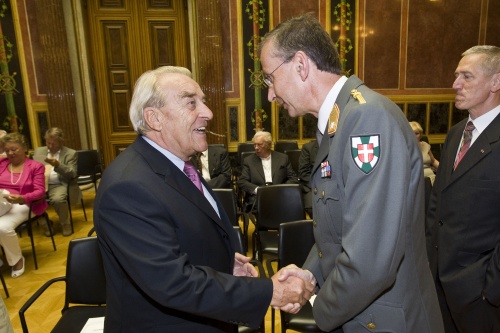 v.li.: Der Zweite Präsident des Nationalrates a.D. Robert Lichal begrüßt den Militärkommandanten von Wien Brigadier Kurt Wagner