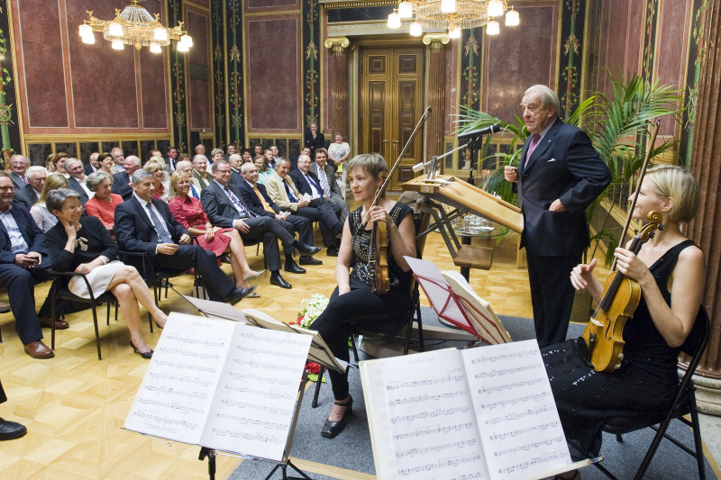 Blick in Richtung VeranstaltungsteilnehmerInnen mit dem Zweiten Präsidenten des Nationalrates a.D. Robert Lichal am Rednerpult