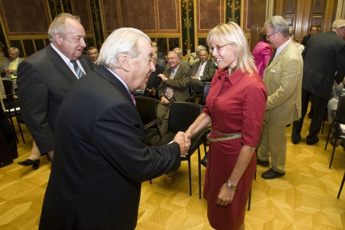 Der Zweite Präsident des Nationalrates a.D. Robert Lichal begrüßt Justizministerin Beatrix Karl