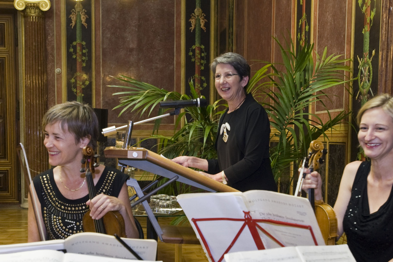 Nationalratspräsidentin Barbara Prammer bei Ihrer Begrüßung am Rednerpult