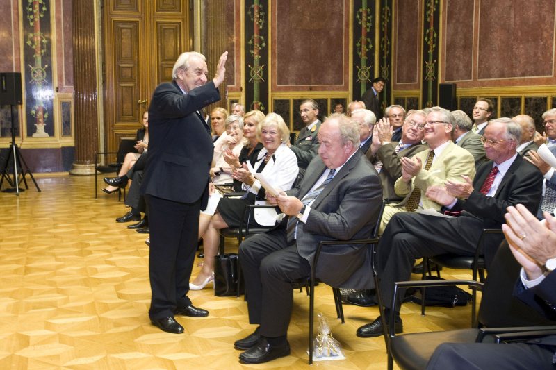 Der Zweite Präsident des Nationalrates a.D. Robert Lichal (stehend) dankt den Gratulanten