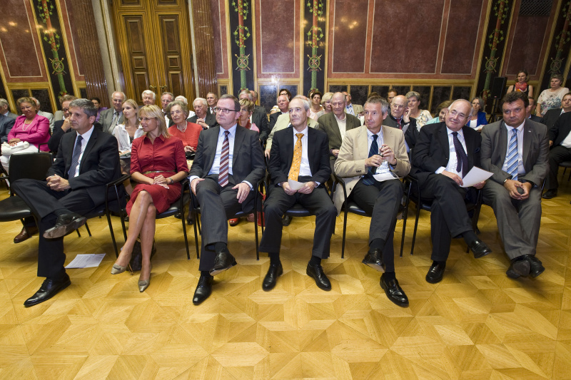 Blick in Richtung VeranstaltungsteilnehmerInnen. In der ersten Reihe v.li.: Vizekanzler Michael Spindelegger, Justizministerin Beatrix Karl, ÖVP-Klubobmann Karlheinz-Kopf, OGH-Präsident Eckart Ratz, Nationalratsabgeordneter Martin Bartenstein, Zweiter Nationalratspräsident a.D. Heinrich Neisser und der Bundesminister a.D. Karl Schlögl