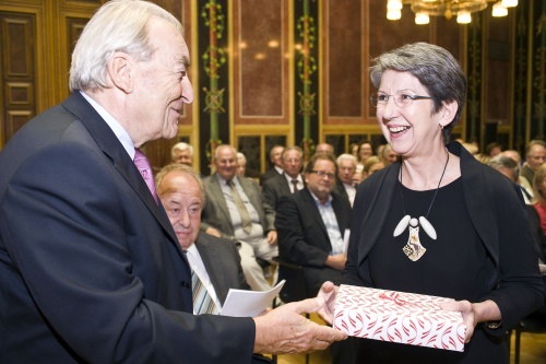 v.li.: Der Zweite Präsident des Nationalrates a.D. Robert Lichal erhält von Nationalratspräsidentin Barbara Prammer ein Geburtstagsgeschenk