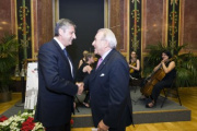 v.li.: Vizekanzler Michael Spindelegger gratuliert dem Zweiten Präsidenten des Nationalrates a.D. Robert Lichal