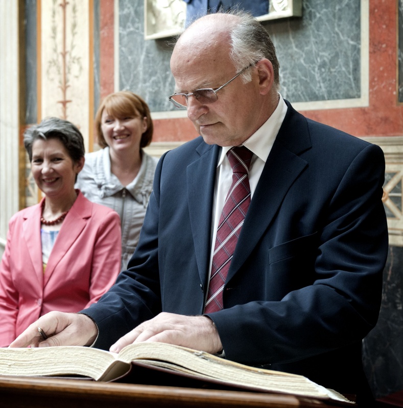 Der Erste Vizepräsident des kroatischen Parlaments Josip Leko beim Eintrag in das Gästebuch