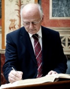 Der Erste Vizepräsident des kroatischen Parlaments Josip Leko beim Eintrag in das Gästebuch