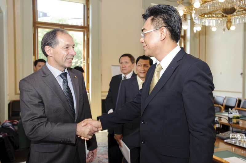 Handschlag zwischen Bundesratspräsident Georg Keuschnigg und Präsident Jaruphong Chenaphun