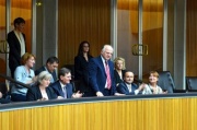 Der Erste Vizepräsident des kroatischen Parlaments Josip Leko (stehend) besucht eine Nationalratssitzung