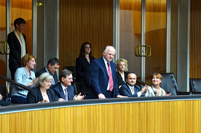 Der Erste Vizepräsident des kroatischen Parlaments Josip Leko (stehend) besucht eine Nationalratssitzung