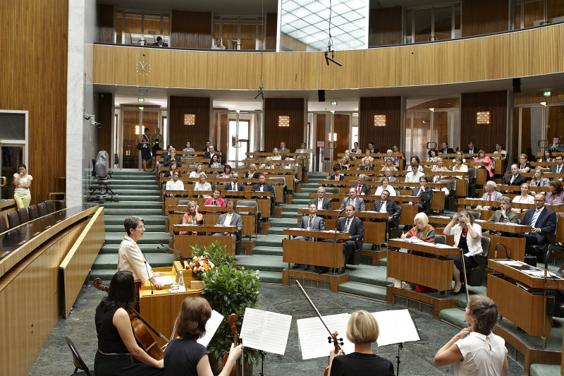 Blick in Richtung VeranstaltungsteilnehmerInnen mit Nationalratspräsidentin Barbara Prammer am Rednerpult