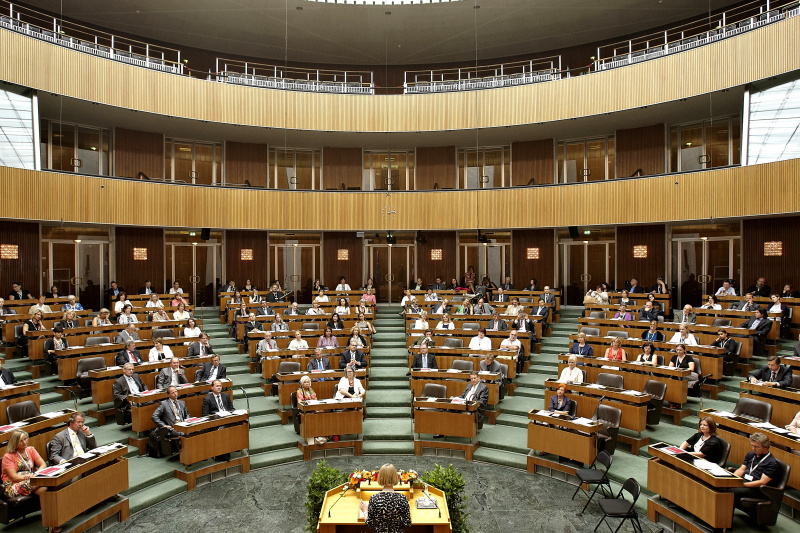 Blick in Richtung VeranstaltungsteilnehmerInnen mit der stellvertretenden Vorsitzenden des Menschenrechtsbeirates Gabriele Kucsko-Stadlmayer am Rednerpult