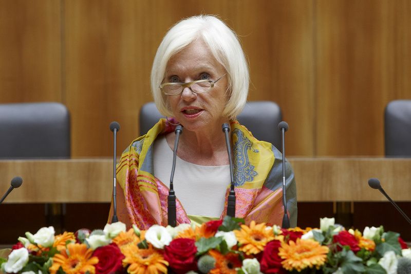 Volksanwältin Gertrude Brinek am Rednerpult