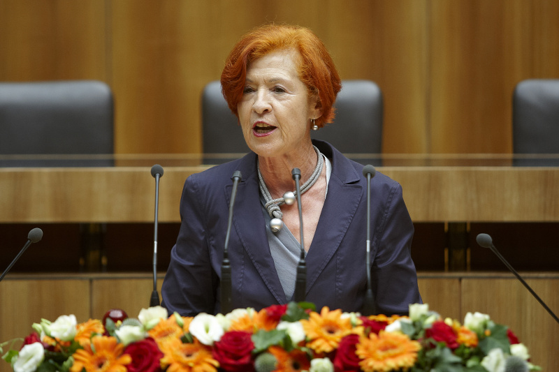 Die Vorsitzende des Menschenrechtsbeirates Renate Kicker am Rednerpult