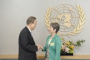 v.li.: Der Generalsekretär der Vereinten Nationen Ban Ki-Moon begrüßt Nationalratspräsidentin Barbara Prammer