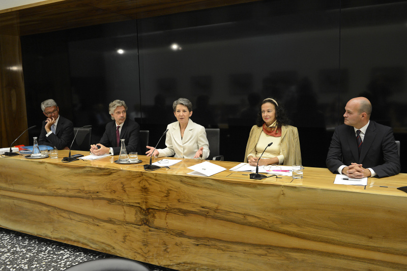 Am Podium v.li. Parlamentsvizedirektor Alexis Wintoniak, Parlamentsdirektor Harald Dossi, Nationalratspräsidentin Barbara Prammer, Vertreterin von Transparency International Österreich Prof. Eva Geiblinger und Vertreter der Rechtsanwaltskanzlei Brauneis Klauser Prändl - Orlin Radinsky