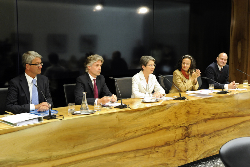 Am Podium v.li. Parlamentsvizedirektor Alexis Wintoniak, Parlamentsdirektor Harald Dossi, Nationalratspräsidentin Barbara Prammer, Vertreterin von Transparency International Österreich Prof. Eva Geiblinger und Vertreter der Rechtsanwaltskanzlei Brauneis Klauser Prändl - Orlin Radinsky