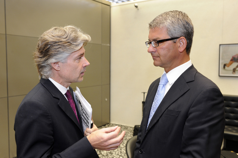 v.li. Parlamentsdirektor Harald Dossi im Gespräch mit Parlamentsvizedirektor Alexis Wintoniak