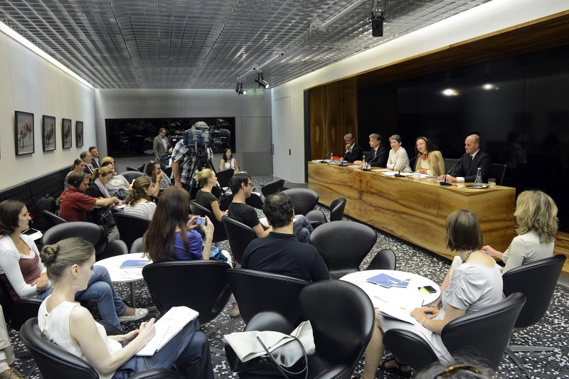 Am Podium v.li. Parlamentsvizedirektor Alexis Wintoniak, Parlamentsdirektor Harald Dossi, Nationalratspräsidentin Barbara Prammer, Vertreterin von Transparency International Österreich Prof. Eva Geiblinger und Vertreter der Rechtsanwaltskanzlei Brauneis Klauser Prändl - Orlin Radinsky