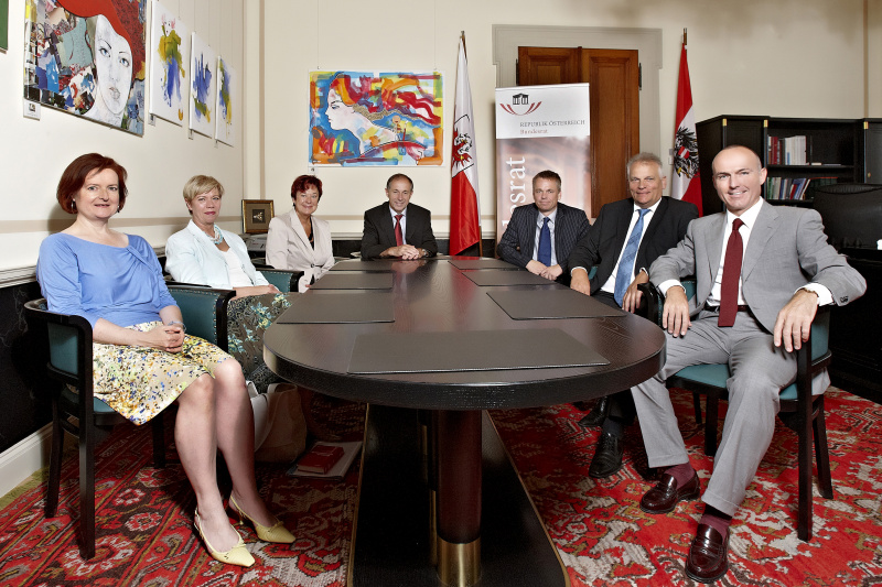 Bundesratspräsidiale. v.li.  Bundesratsdirektorin Susanne Bachmann , Bundesrätin Monika Mühlwerth (F),  Vizepräsidentin des Bundesrates Susanne Neuwirth (S), Bundesratspräsident Georg Keuschnigg (V), Vizepräsident des Bundesrates Harald Himmer(V),  Bundesrat Gottfried Kneifel (V) und Bundesrat Gerald Klug (S)