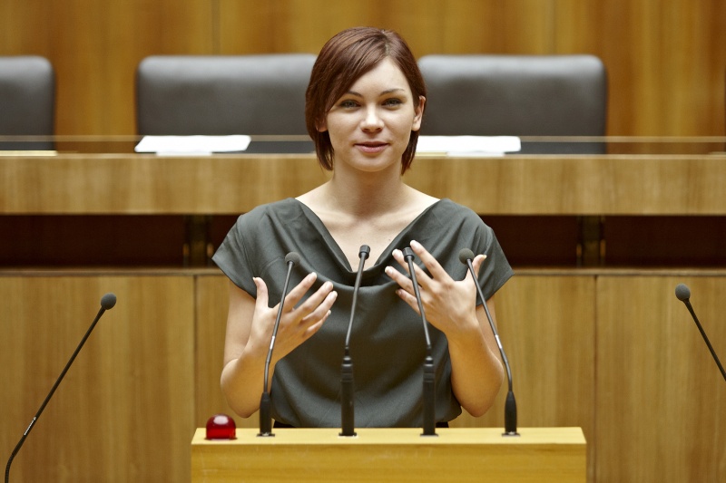 Eva-Maria Himmelbauer, Nationalratsabgeordnete der ÖVP, am Rednerpult