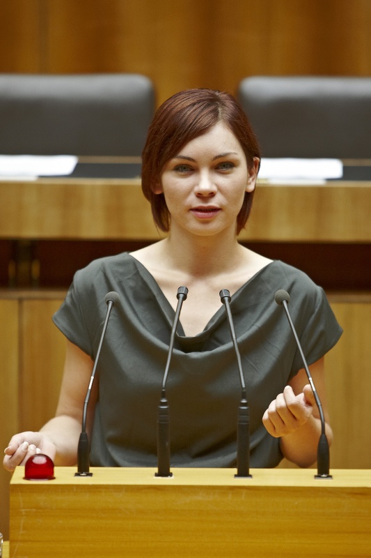 Eva-Maria Himmelbauer, Nationalratsabgeordnete der ÖVP, am Rednerpult