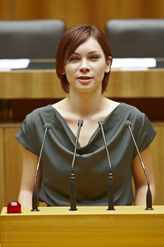 Eva-Maria Himmelbauer, Nationalratsabgeordnete der ÖVP, am Rednerpult