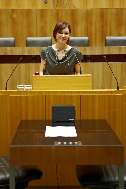 Eva-Maria Himmelbauer, Nationalratsabgeordnete der ÖVP, am Rednerpult