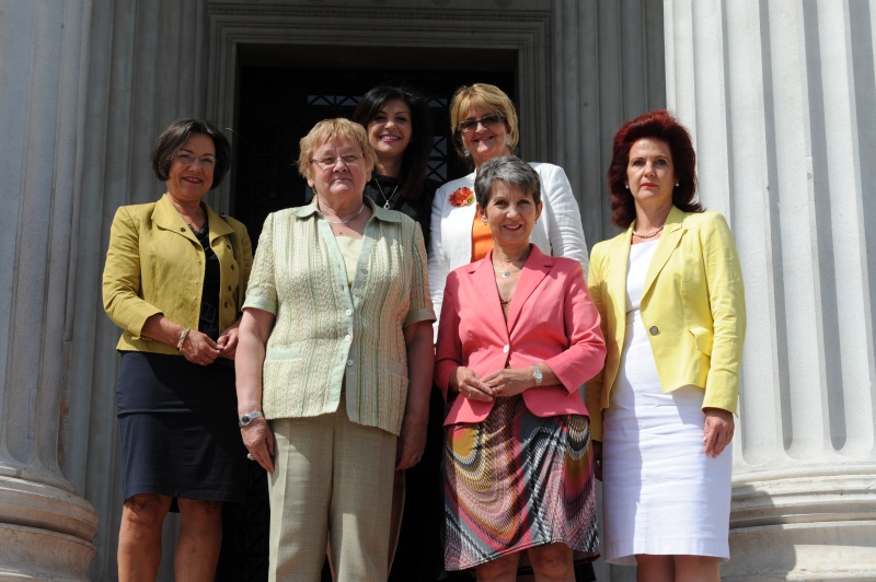 Gruppenfoto der europäischen Parlamentspräsidentinnen. Die Parlamentspräsidentinnen v.li.: Niederlande - Gerardina Alida Verbeet, Estland - Ene Ergma, Albanien - Jozefina Topalli, Island - Asta Ragnheidor Johannesdottir, Österreich - Barbara Prammer und Lettland - Solvita Aboltina 