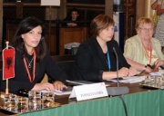 Aussprache der europäischen Parlamentspräsidentinnen. v..li.: Die Parlamentspräsidentin von Albanien - Jozefina Topalli, Veranstaltungsteilnehmerin und die Parlamentspräsidentin von Estland - Ene Ergma