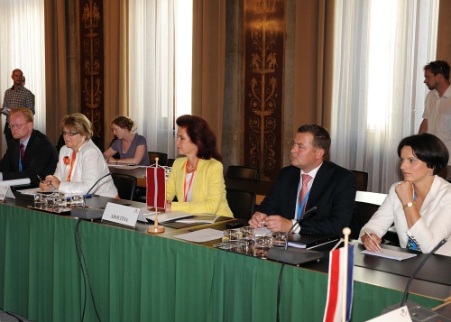 Aussprache der europäischen Parlamentspräsidentinnen mit der Parlamentspräsidentin von Island - Asta Ragnheidor Johannesdottir (2.v.li.) und der Parlamentspräsidentin von  Lettland - Solvita Aboltina (3.v.li.)